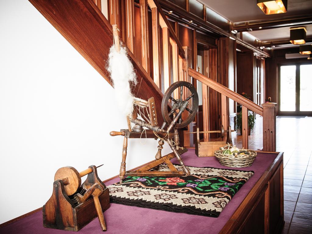 La Conac In Bucovina Hotell Gura Humorului Exteriör bild
